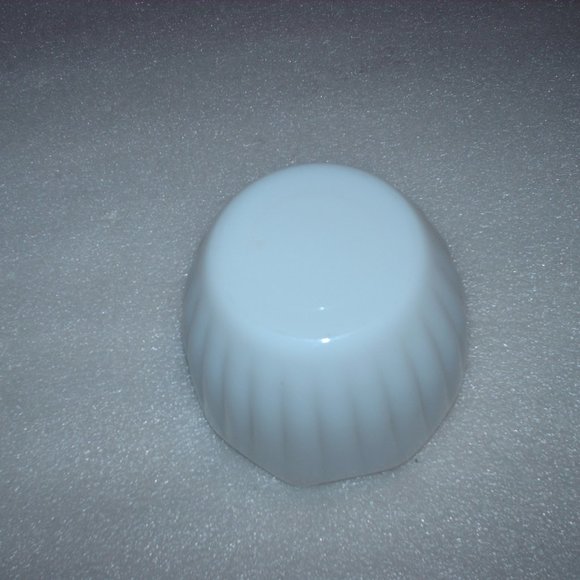 Vintage milk glass vase with fluted rim - Picture 5 of 9